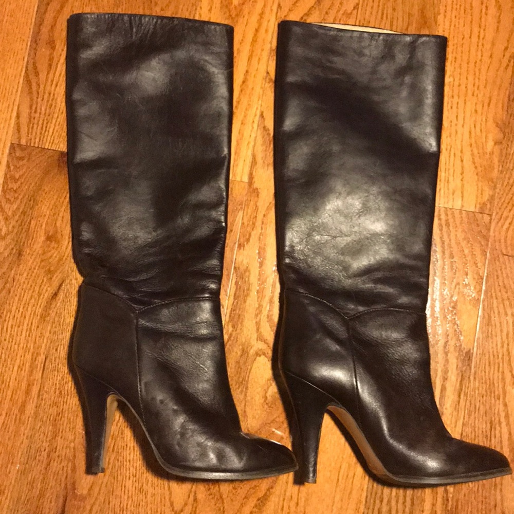 Pull-0n boots, made in Italy.